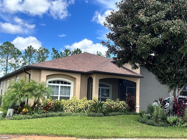 view of front of house featuring a front yard