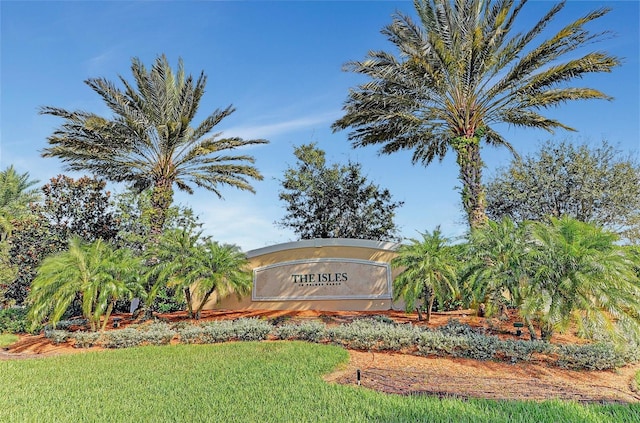 community / neighborhood sign with a yard