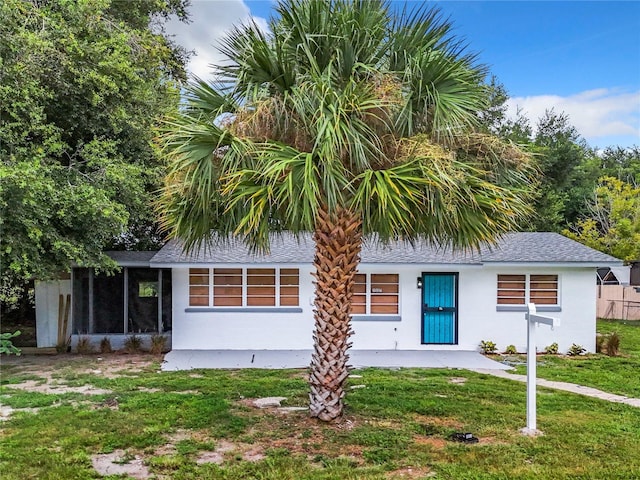 view of front of house featuring a front lawn