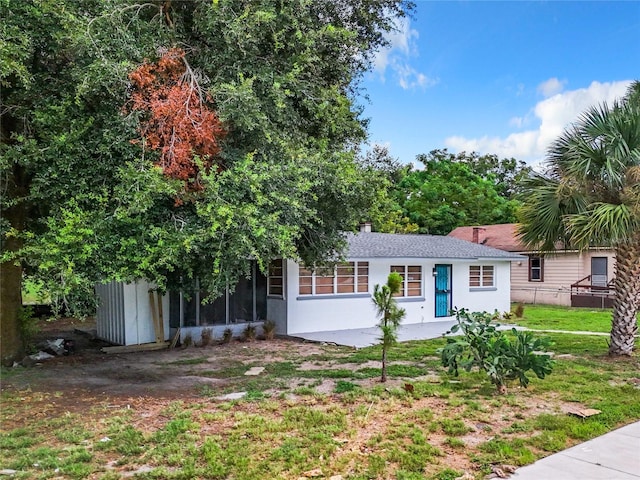 view of front of house featuring a front lawn