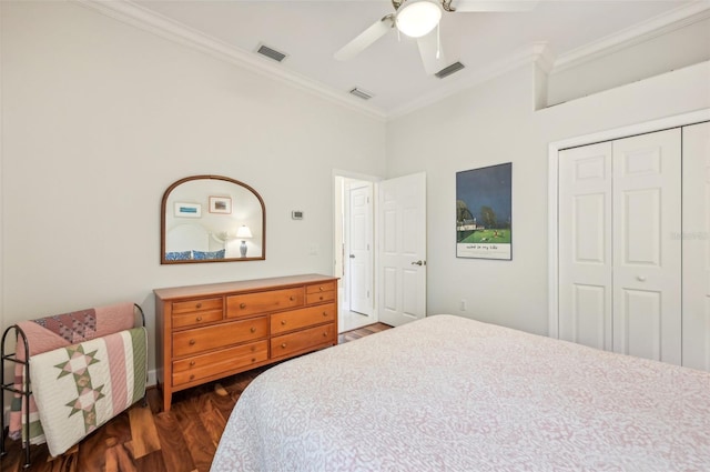 bedroom with ceiling fan, a closet, dark hardwood / wood-style floors, and ornamental molding