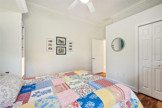 bedroom featuring ceiling fan, hardwood / wood-style flooring, ornamental molding, and a closet