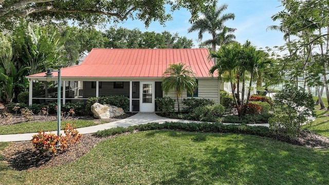 view of front of home featuring a front lawn