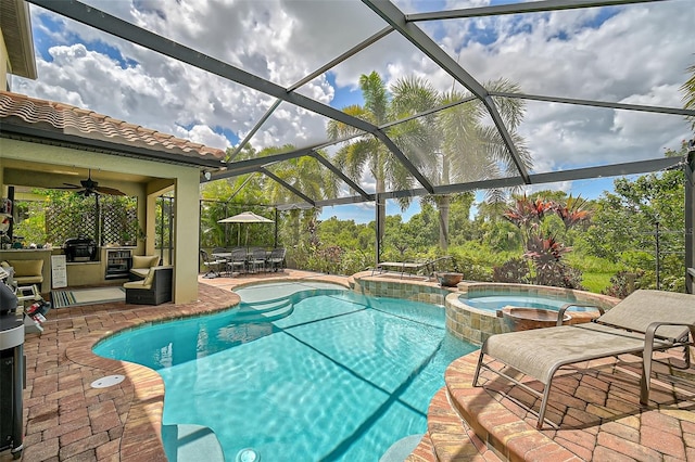 view of swimming pool featuring a pool with connected hot tub, outdoor dining area, a grill, a ceiling fan, and a patio