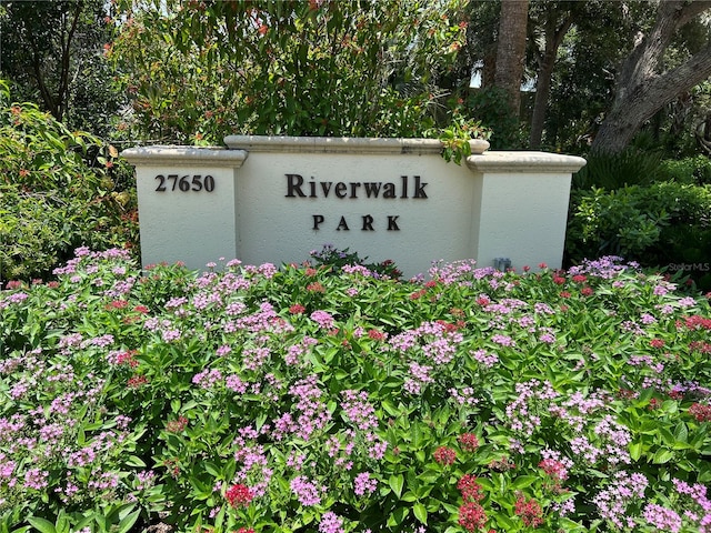 view of community / neighborhood sign