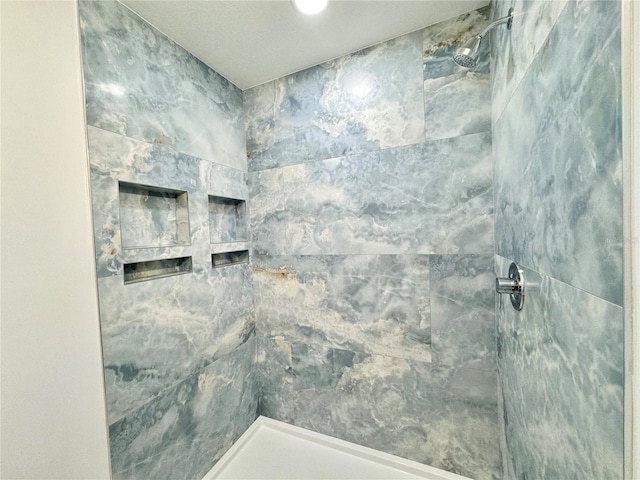 bathroom featuring a tile shower