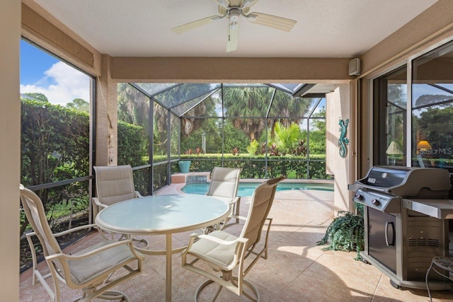 sunroom with ceiling fan