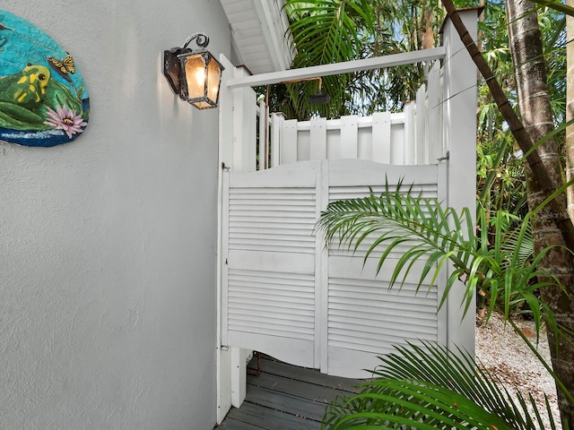1400 Quail Dr, Sarasota, FL 34231 - exterior space with stucco siding
