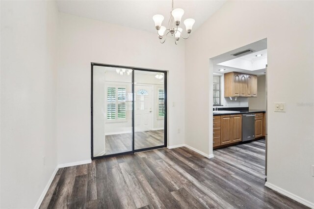 interior space with dark wood-type flooring, an inviting chandelier, and sink