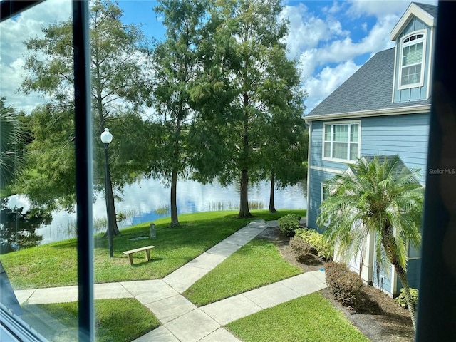 view of yard featuring a water view