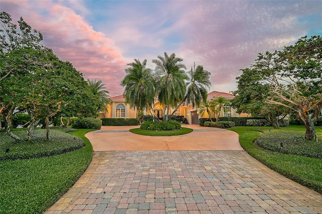 view of front of house featuring a yard