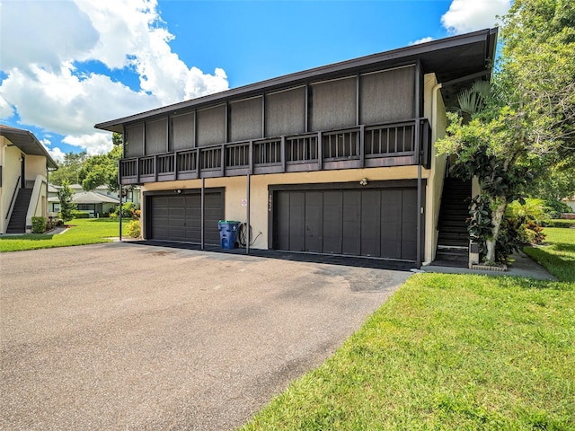 view of front facade featuring a front yard and a garage