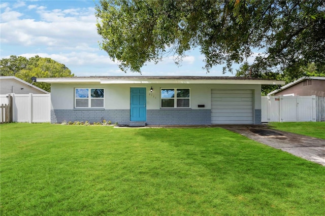 ranch-style house featuring a front yard