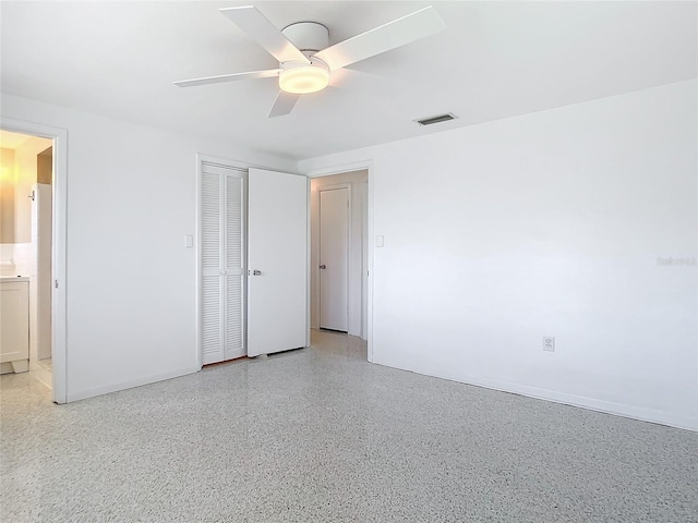 unfurnished bedroom featuring ceiling fan and a closet