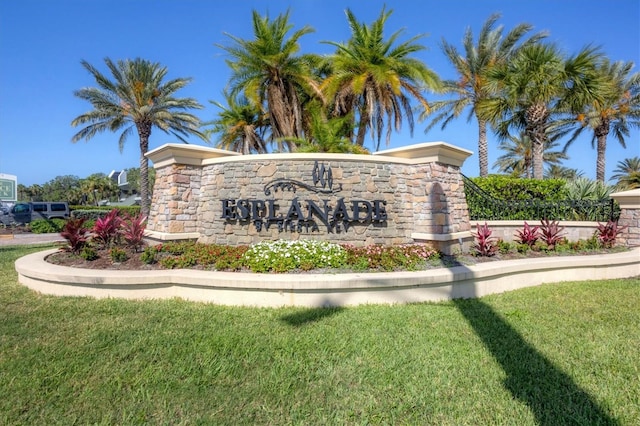 community / neighborhood sign featuring a lawn