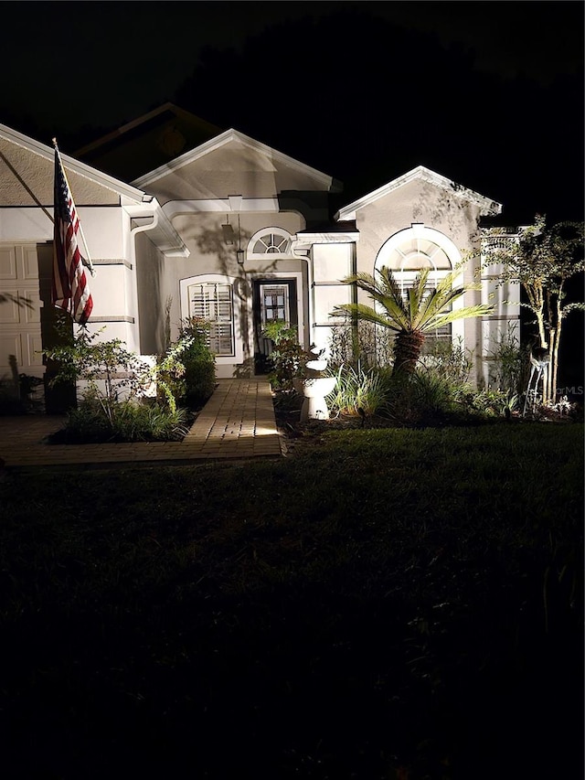 view of front of house featuring a yard