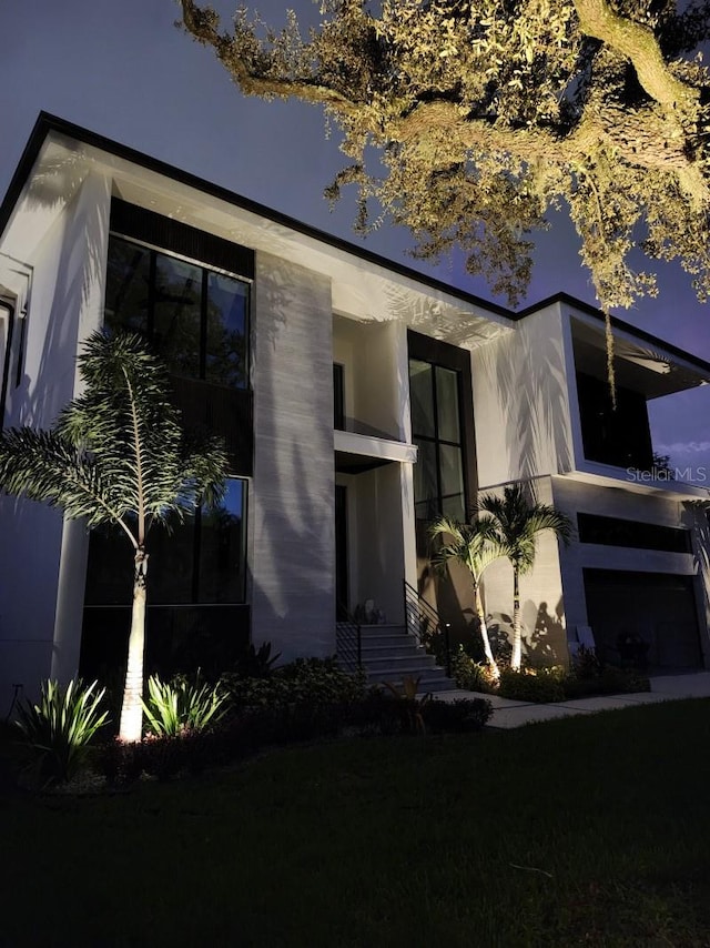 view of front facade featuring a front lawn