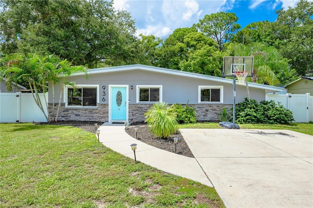 ranch-style home featuring a front lawn