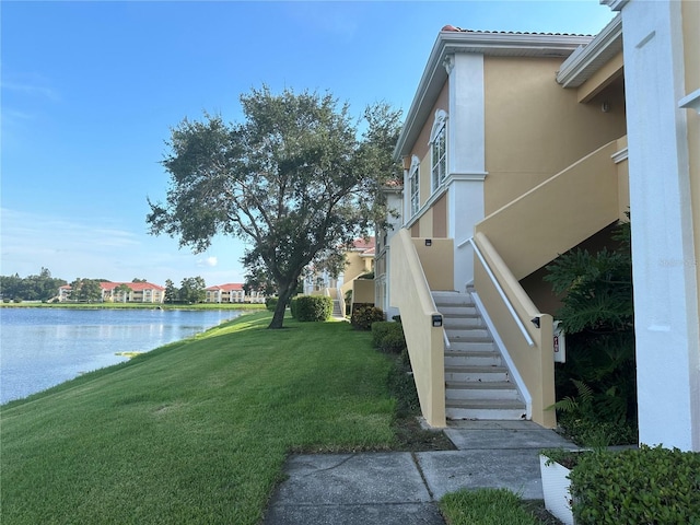 view of yard featuring a water view