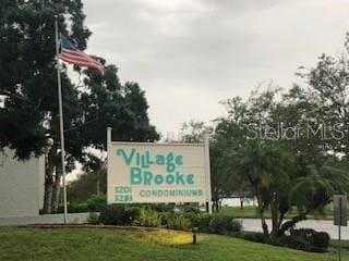 community sign with a lawn