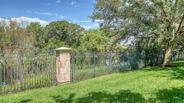 view of yard featuring a water view