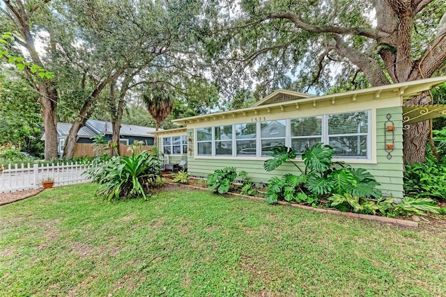 view of front of house with a front lawn