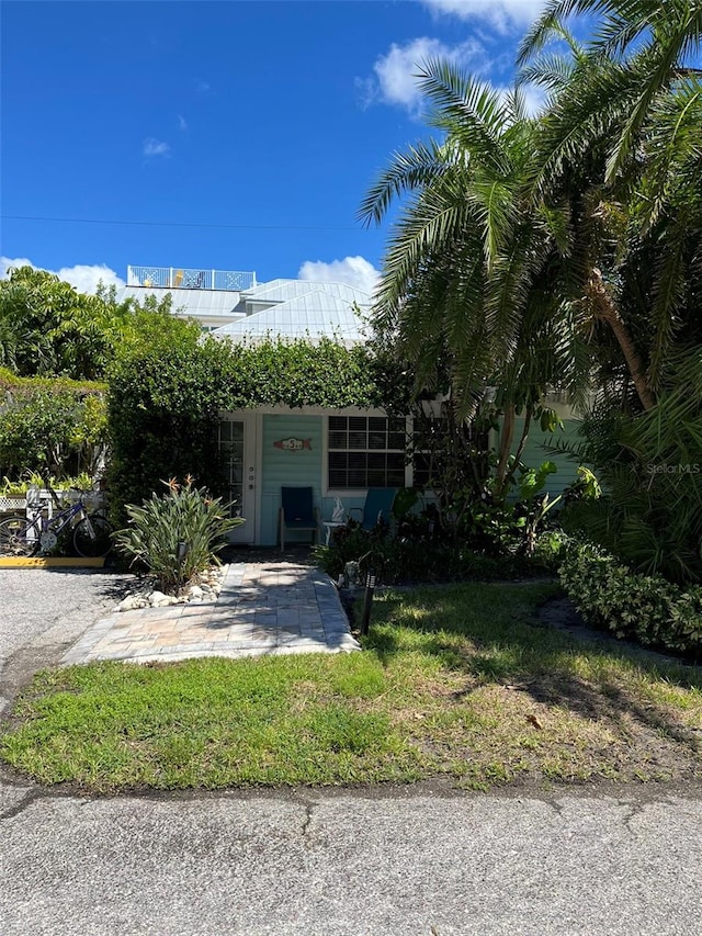 view of front of home with a front lawn