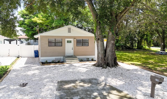 bungalow featuring a front lawn