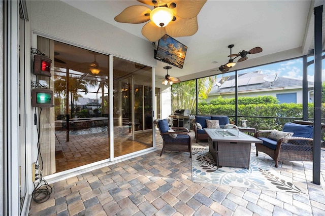 sunroom with ceiling fan