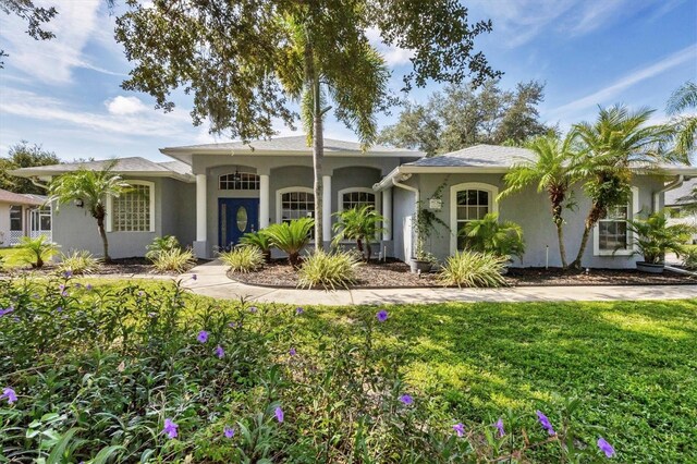 view of front facade with a front lawn