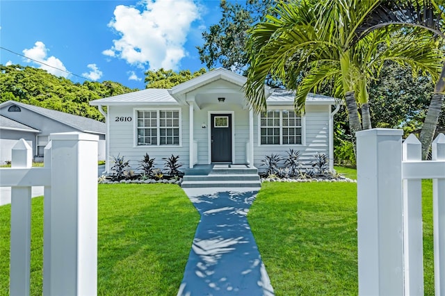 view of front facade featuring a front yard