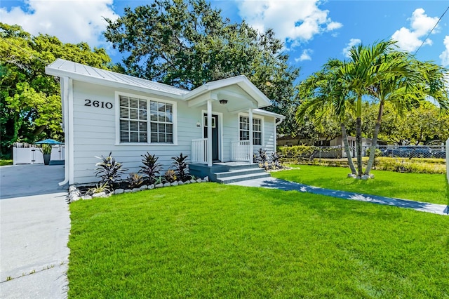 view of front of house with a front lawn