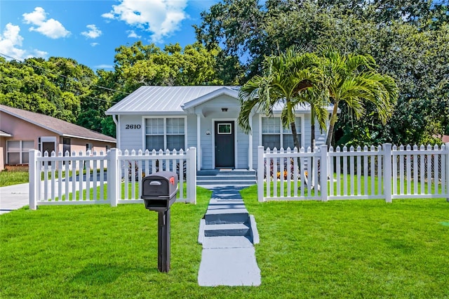 view of front of property featuring a front yard