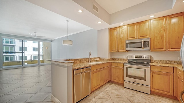 kitchen featuring appliances with stainless steel finishes, kitchen peninsula, sink, and ceiling fan