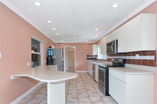 kitchen with stainless steel appliances, crown molding, a sink, and a kitchen breakfast bar