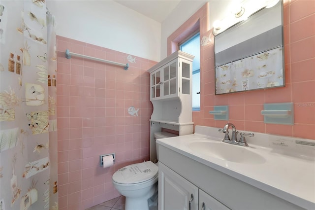 full bath featuring curtained shower, tile patterned flooring, toilet, vanity, and tile walls