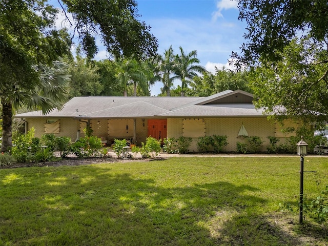 single story home featuring a front lawn