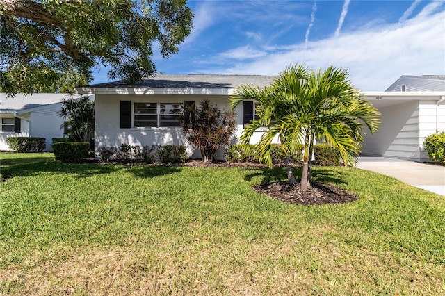 single story home featuring a front lawn