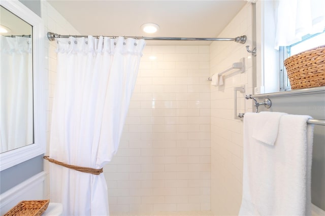 bathroom featuring a tile shower