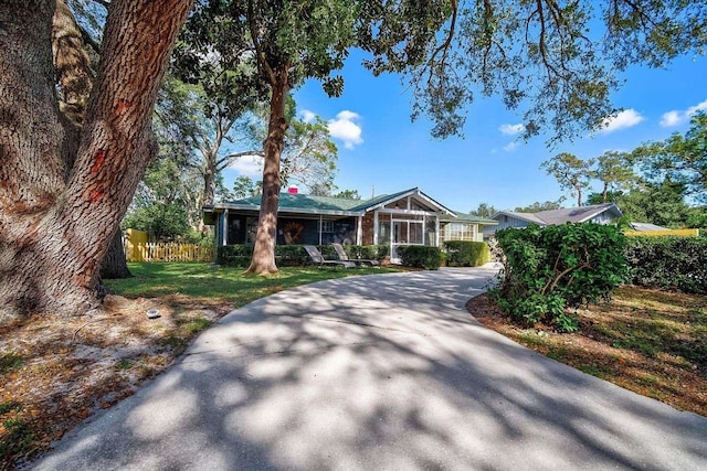 single story home featuring a front lawn