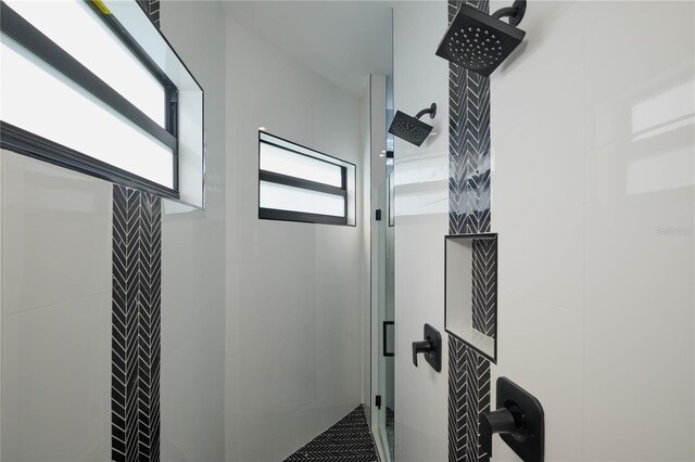 bathroom featuring a tile shower