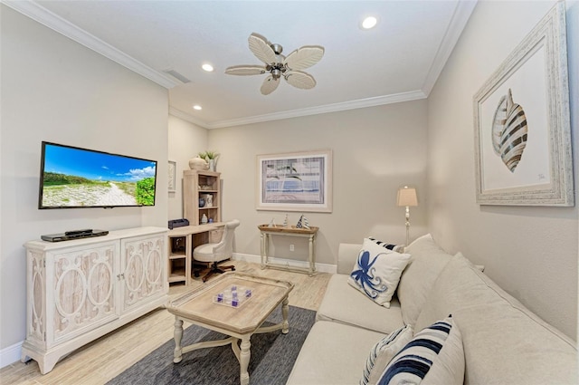 living room with light wood finished floors, baseboards, visible vents, and crown molding