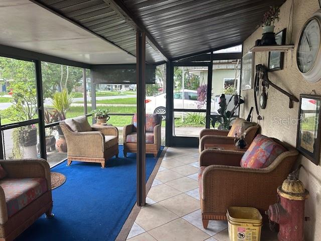 sunroom with lofted ceiling