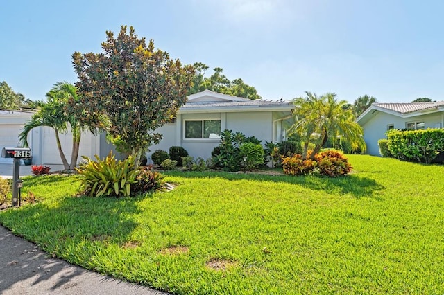 view of front of property featuring a front lawn