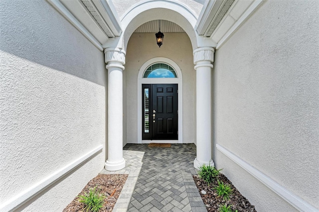 view of exterior entry featuring stucco siding