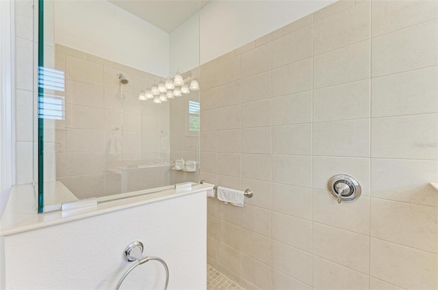 bathroom featuring a tile shower