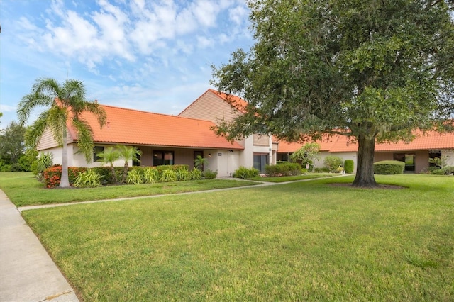 view of front of home featuring a front yard