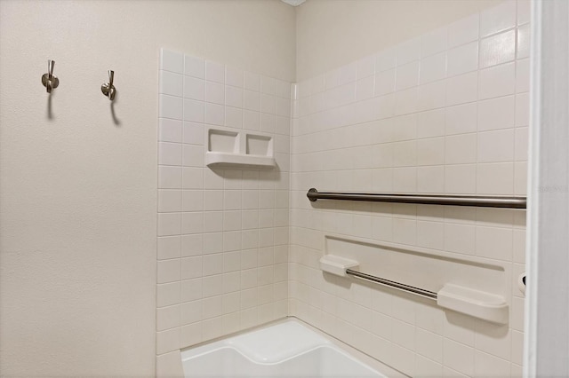 6384 Draw Ln Unit 38, Sarasota, FL 34238 - full bath featuring washtub / shower combination