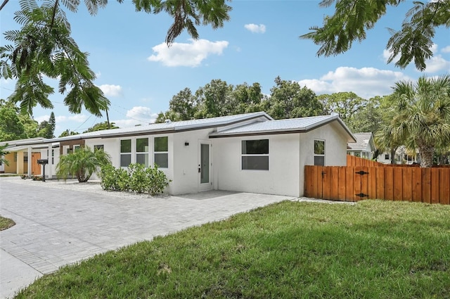 ranch-style house featuring a front yard