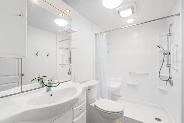 full bath featuring recessed lighting, visible vents, toilet, vanity, and a shower with curtain